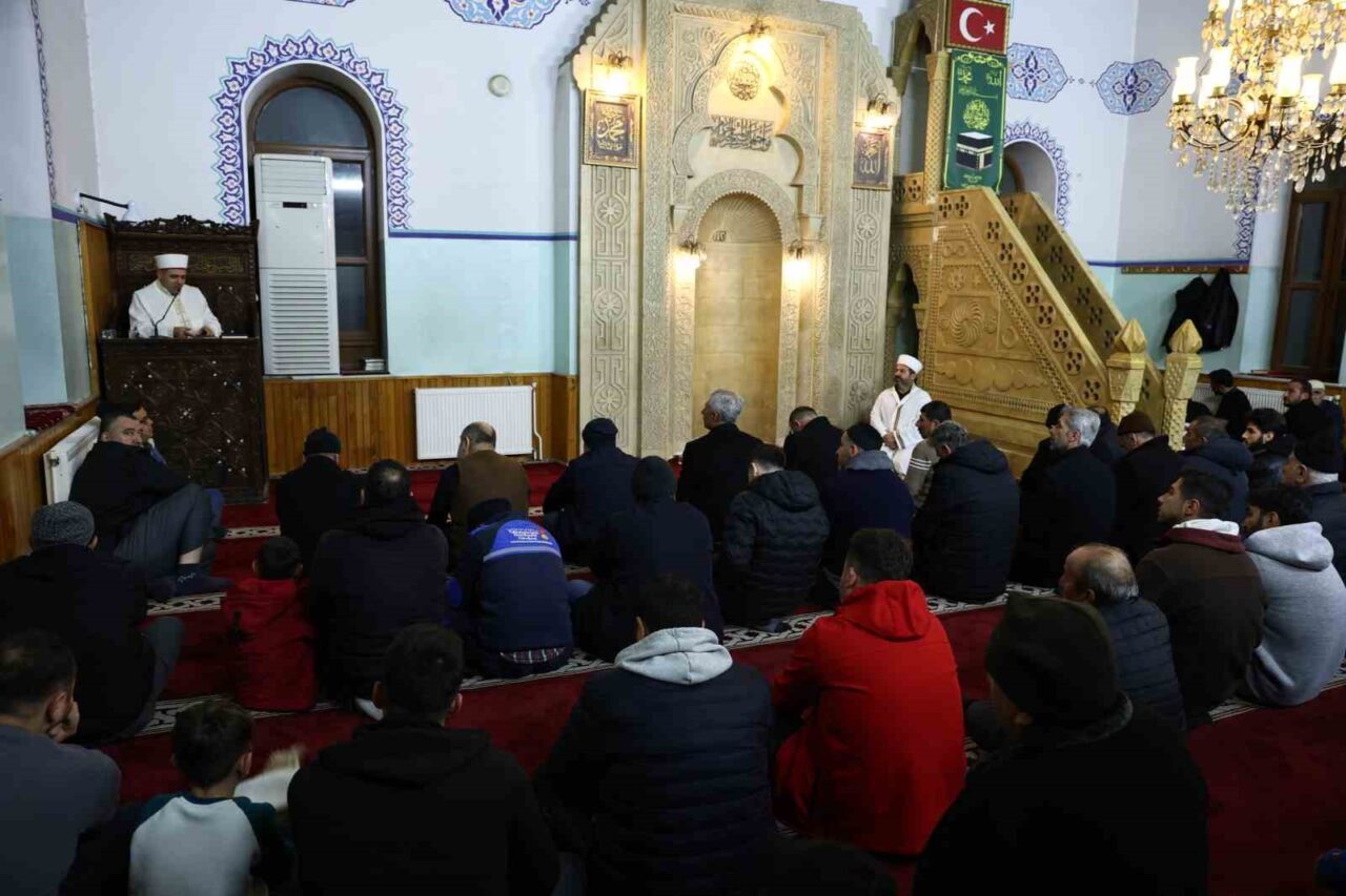 Kahramanmaraş'ın Dulkadiroğlu ilçesindeki Bahçelievler Camii, Berat Kandili'ni dualar ve ibadetlerle