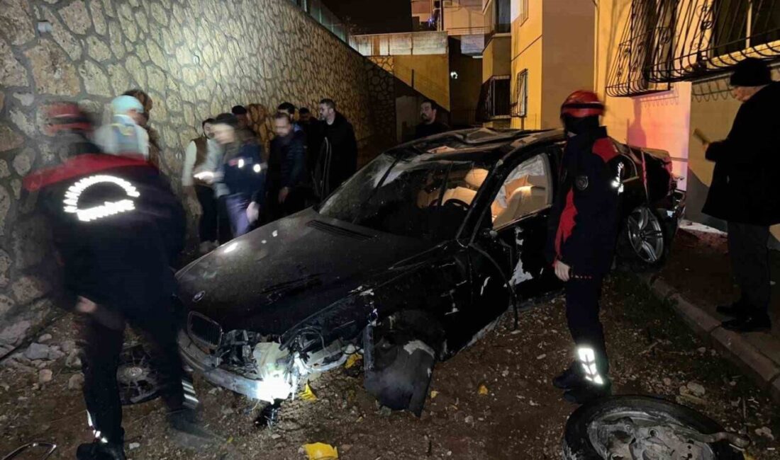 Kahramanmaraş’ta otomobilin site bahçesine düşmesi sonucu 3 kişi yaralandı Kahramanmaraş Onikişubat'ta bir BMW otomobil, sürücüsünün direksiyon kontrolünü kaybetmesi sonucu