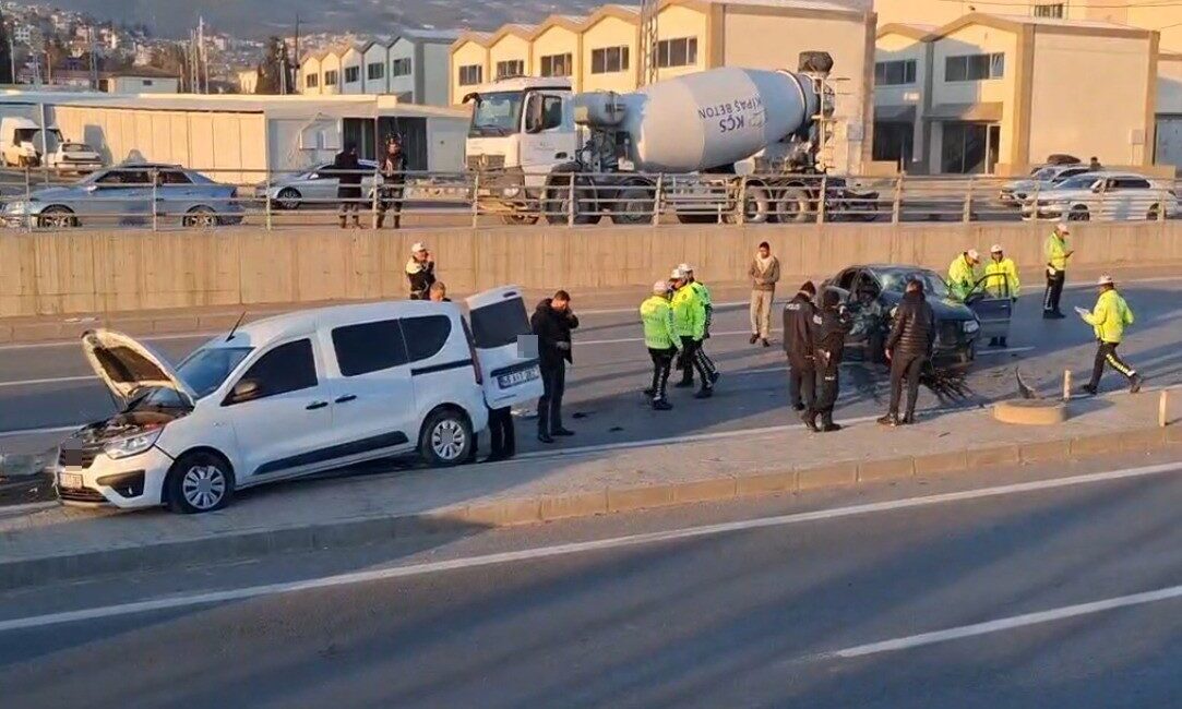 Kahramanmaraş’ta Trafik Kazası: Dört Yaralı, İnceleme Başlatıldı Kahramanmaraş’ta Batı Çevre Yolu'nda meydana gelen trafik kazasında ismi henüz