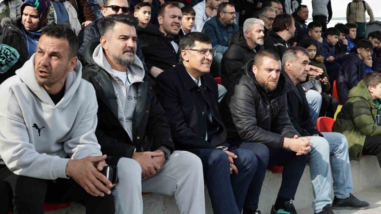 Kütahya Belediye Başkanı Eyüp Kahveci, U-17 Gelişim Ligi'ndeki Kütahyaspor'un Karacabey