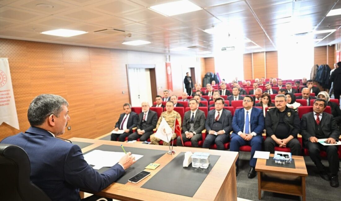 Erzurum’da İl İdaresi Toplantısı Vali Mustafa Çiftçi’nin Yönetiminde Gerçekleşti Erzurum Valisi Mustafa Çiftçi, İl İdaresi Şube Başkanları Toplantısı'nı Çevre,