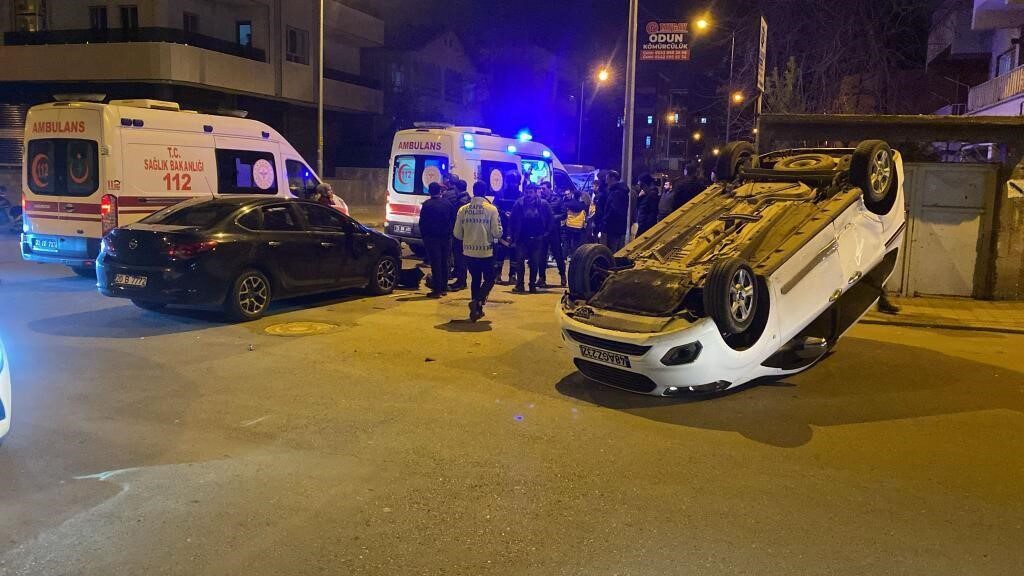 Batman’da otomobil ile kamyonetin çarpıştığı kazada bir kişi yaralandı Batman'da Bahçelievler Mahallesi'nde H.G. yönetimindeki kamyonet, E.S.S. idaresindeki otomobil ile
