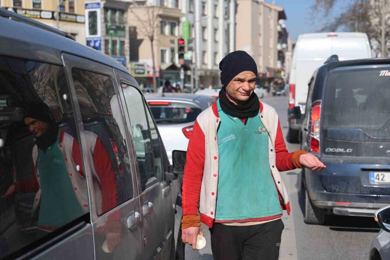 Konya’da dilencilik yapan Doğan Özadam, "Kendi işimi severek yapıyorum" diyerek