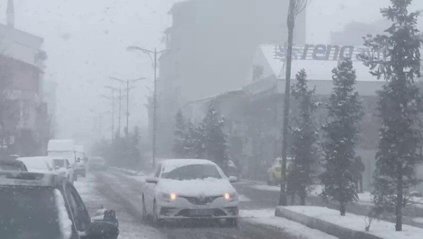Patnos’ta Kar Yağışı Yaşamı Olumsuz Etkiliyor, Köy Yolları Kapandı Ağrı'nın Patnos ilçesinde etkili kar yağışı, birçok köy ve mezra