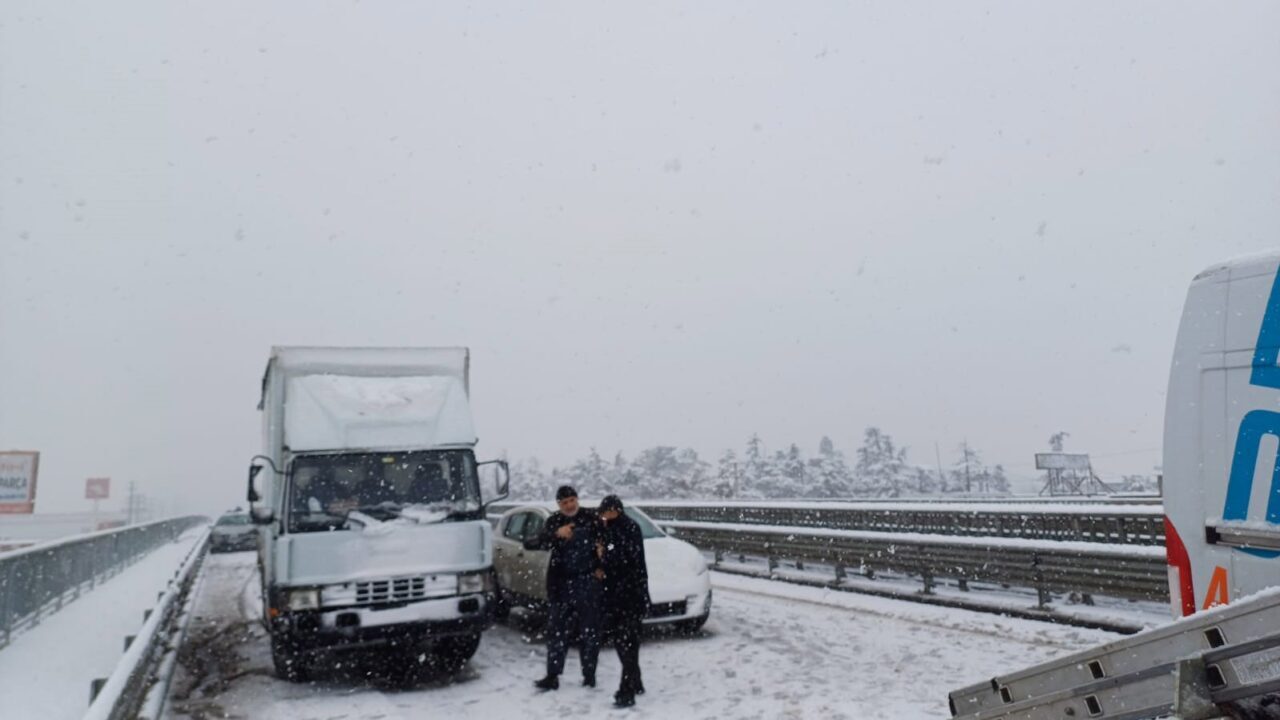 Sakarya'da etkili olan kar yağışı, D-100 kara yolunda zincirleme kazalara