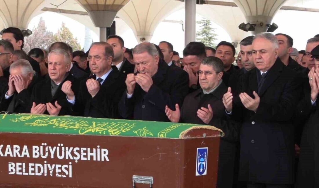 Kara Kuvvetleri Komutanı Selçuk Bayraktaroğlu’nun annesi Aynur Bayraktaroğlu son yolculuğuna uğurlandı Kara Kuvvetleri Komutanı Orgeneral Selçuk Bayraktaroğlu'nun annesi Aynur Bayraktaroğlu (81),
