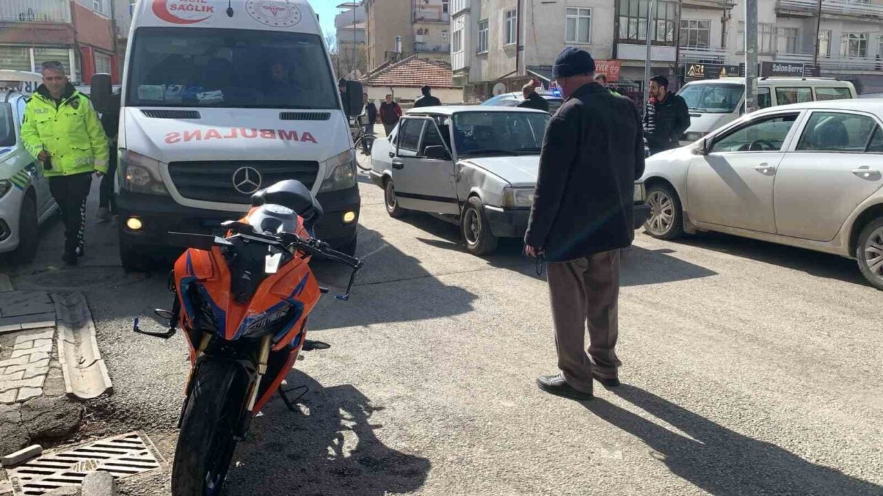 Karaman'ın Kirişçi Mahallesi'nde Fiat Tofaş otomobille çarpışan 19 yaşındaki motosiklet