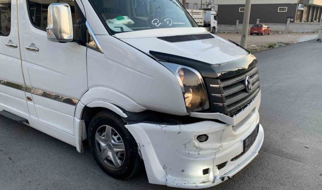 Karaman’da okul servisi ve otomobil çarpıştı, 1 kişi hastaneye kaldırıldı. Karaman'da meydana gelen kazada, E.D. yönetimindeki okul servisi ile F.C.'nin