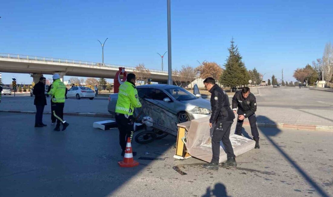 Karaman’da seyir halindeki otomobil, yolun karşısına geçen seyyar arabası sahibi C.K.’ye çarptı, yaralı hastaneye kaldırıldı. Karaman'da C.K. (37), yolun karşısına geçerken D.A.A. (25) yönetimindeki Volkswagen