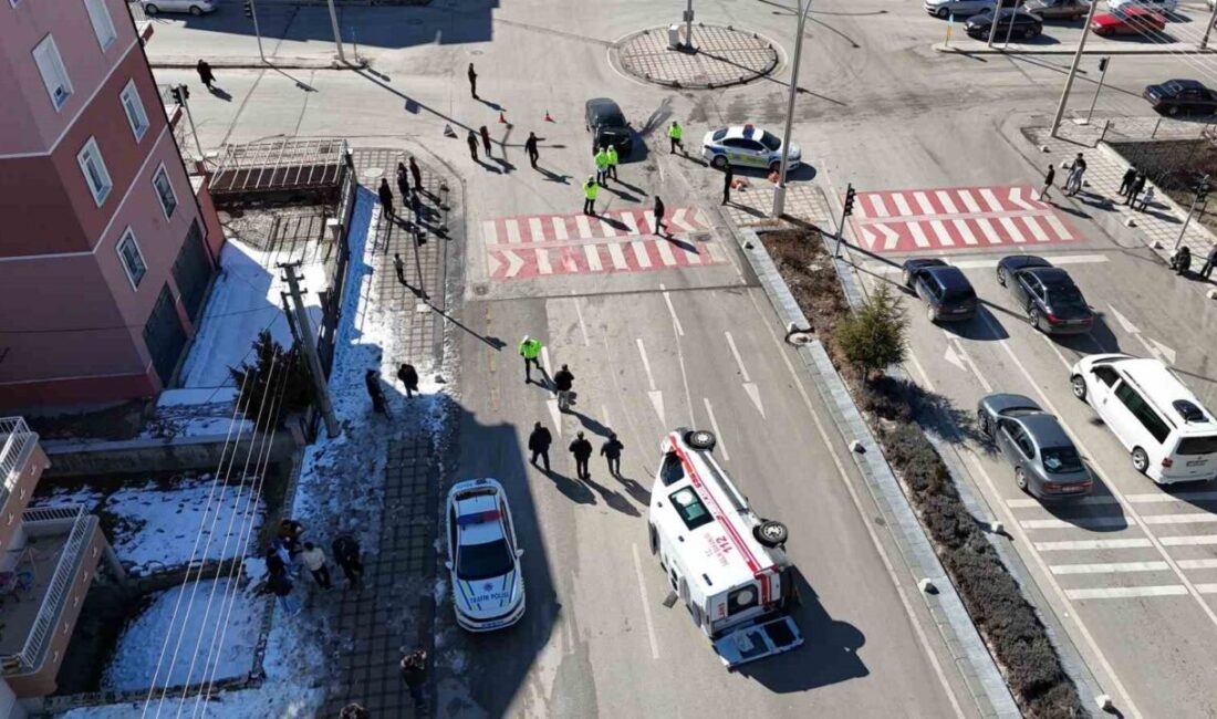 Karaman’da Ambulans ve Otomobil Çarpıştı: 8 Yaralı ile Faciadan Dönüldü Karaman'da hasta taşıyan ambulans ile otomobilin kavşakta çarpışması sonucu 3