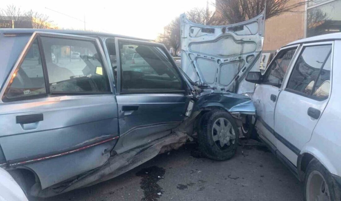 Karaman’da otomobillerin çarpışması sonucu iki sürücü yaralandı Karaman'da iki otomobilin çarpıştığı trafik kazasında M.K. ve Y.E.O. adlı
