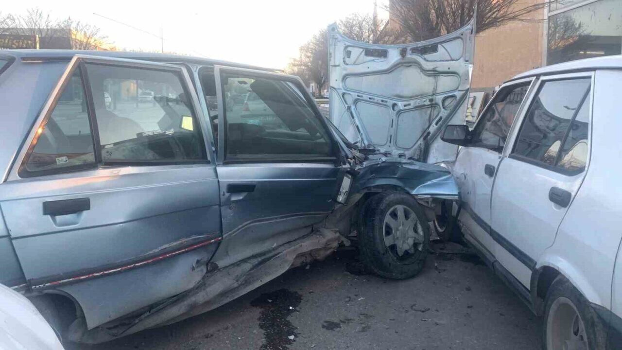 Karaman'da iki otomobilin çarpıştığı trafik kazasında M.K. ve Y.E.O. adlı