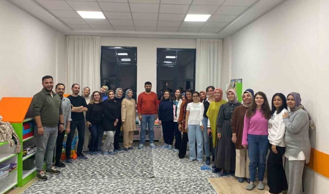 Karapınar’da Öğretmenlere Yönelik Drama Atölyesi Kursu Gerçekleştirildi Konya'nın Karapınar ilçesinde öğretmenler için "Eğitimde Drama Atölyesi" kursu düzenlendi.