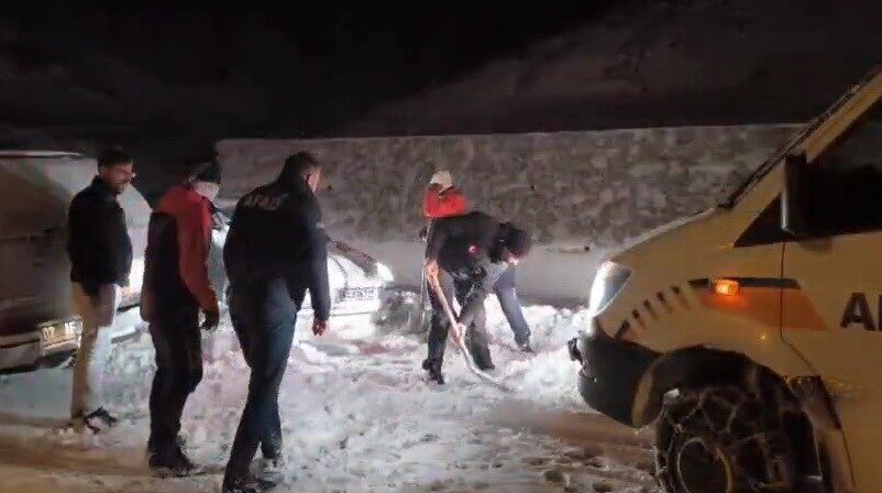 Adıyaman’da Kar Yağışı Nedeniyle Mahsur Kalan Araçlar Kurtarıldı Adıyaman'da yoğun kar yağışı nedeniyle yolda kalan 13 araç ve