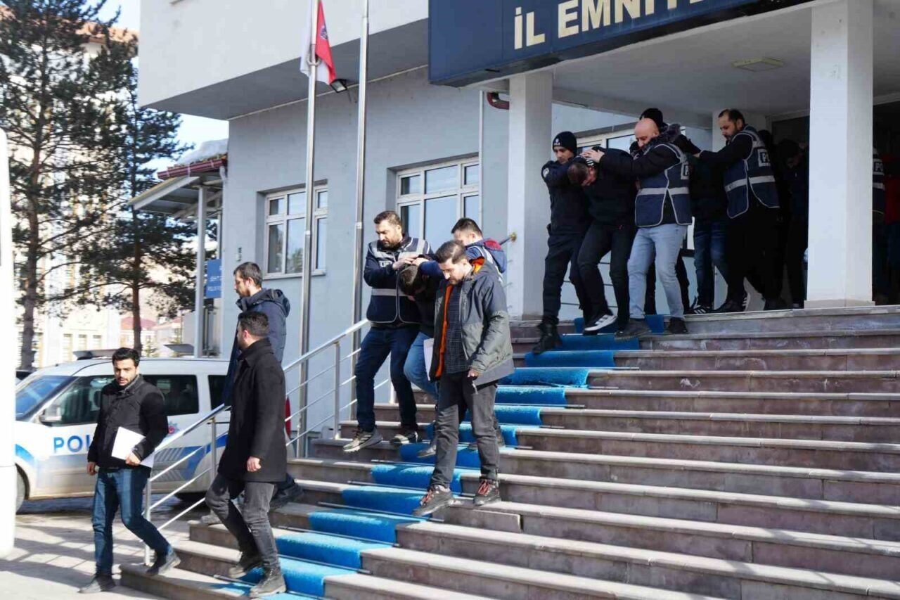 Bayburt'ta oto kiralama adı altında dolandırıcılık yapan 11 kişilik çete,