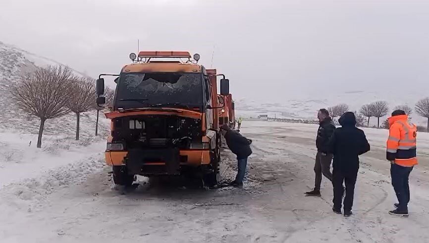 Sivas’ta Seyir Halindeki Karla Mücadele Kamyonu Alev Alev Yandı Sivas'ta BMC marka bir karla mücadele kamyonu, Çelebiler köyü yakınlarında