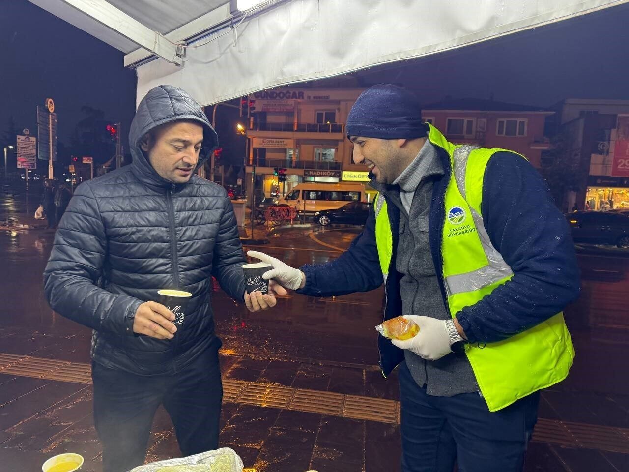Sakarya Büyükşehir Belediyesi, soğuk kış günlerinde kar yağışı altında sokakta