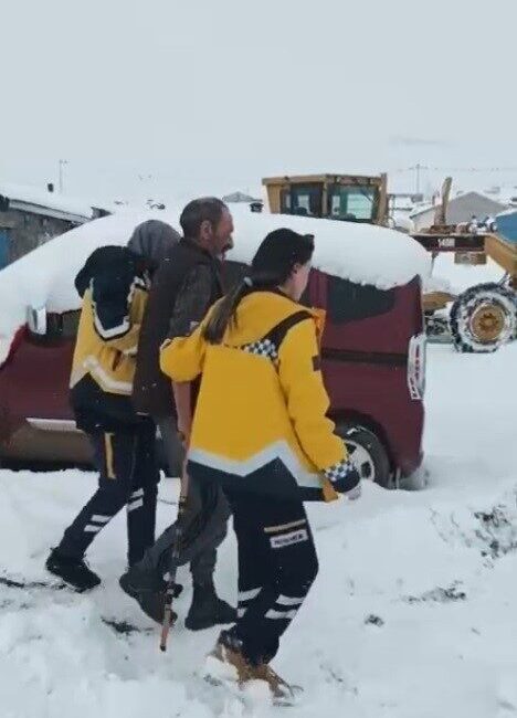 Kars’ta Kar ve Tipi Nedeniyle Mahsur Kalan Hastaya Acil Müdahale Yapıldı Kars'taki Darboğaz köyünde kar nedeniyle mahsur kalan hasta için acil