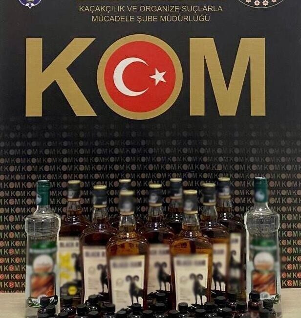 Kars’ta düzenlenen operasyonda çok sayıda sahte alkollü içki ele geçirildi Kars'ta düzenlenen operasyonda, polisin 23,5 litre sahte alkol, 11 şişe