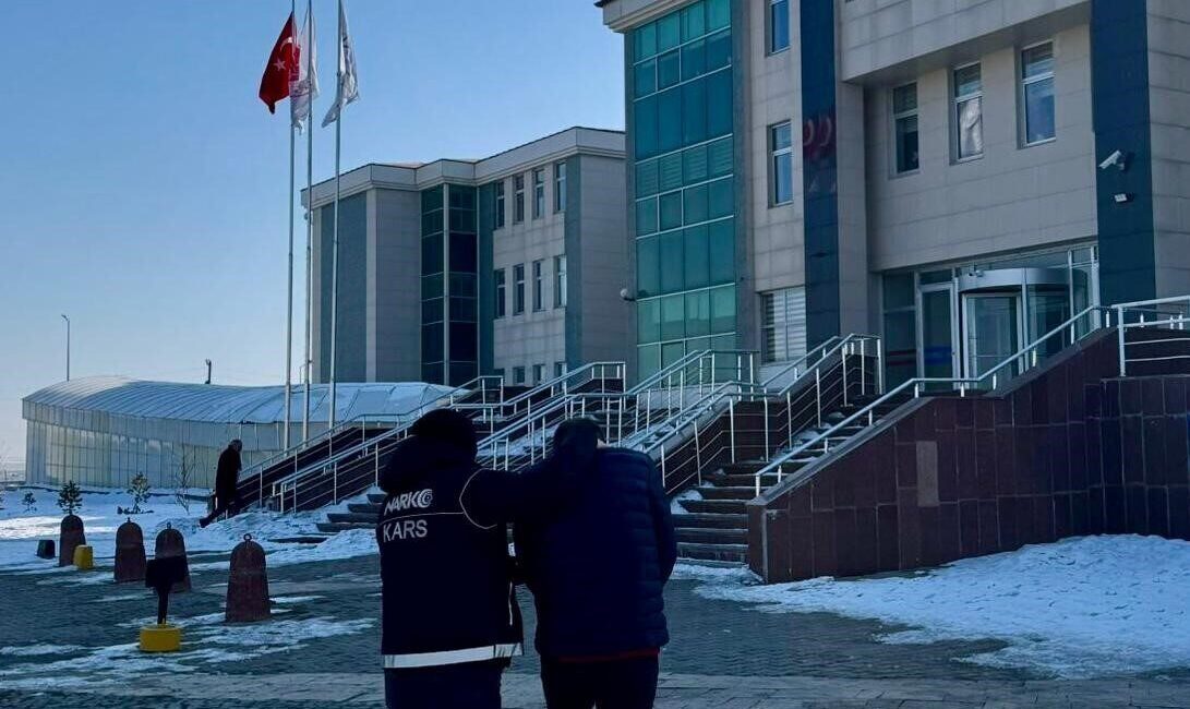 Kars’ta Uyuşturucu Operasyonu: 3,41 Gram Metamfetamin ve Para Ele Geçirildi Kars'ta Narkotik Suçlarla Mücadele Şube Müdürlüğü, sokak satıcılarına yönelik operasyon