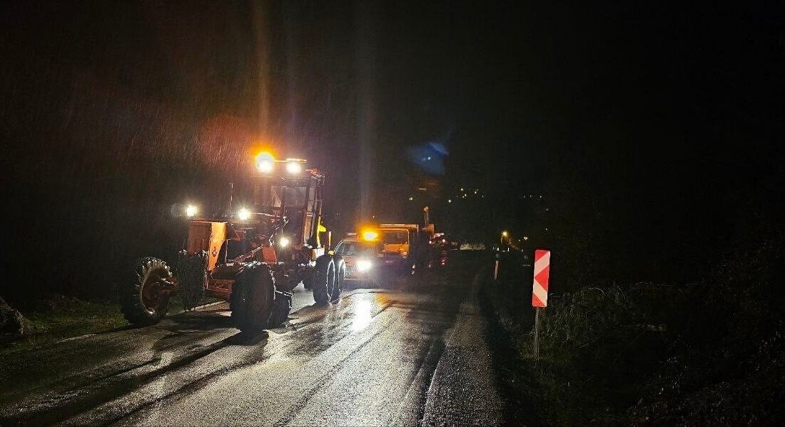 Cide ile Bartın Arasındaki Karayolunda Heyelan Sonucu Ulaşım Kesildi Kastamonu’nun Cide ilçesi ile Bartın ilini bağlayan karayolunda Kalafat köyü