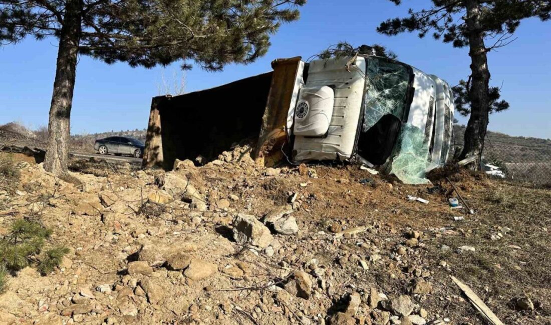 Kastamonu’da buzlu yolda devrilen kamyonun sürücüsü hastaneye kaldırıldı Kastamonu Batı Çevre Yolu'nda buzlu yolda devrilen hafriyat kamyonunu kullanan