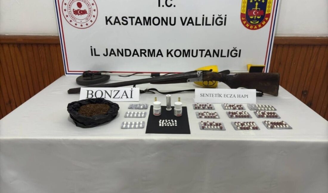Kastamonu’da Jandarma Operasyonu: Uyuşturucu ile Yakalanan Şüpheli Tutuklandı Kastamonu'nun Araç ilçesinde jandarma, M.C. isimli şahsın aracında ve evinde