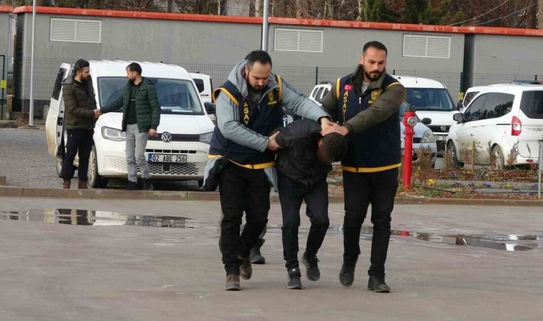 Adıyaman’da Kasten Öldürme Suçundan Aranan Şahıs Polis Tarafından Yakalandı Adıyaman’da, kasten öldürme suçundan yaklaşık iki yıldır aranan R. B.,