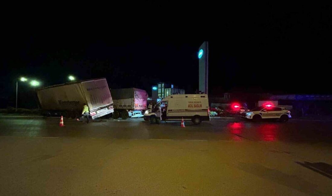Karacabey’de Kavşakta Çarpışan Tırların Sürücüleri Yaralandı Karacabey'de, Bursa-Balıkesir kara yolunda meydana gelen kazada Mehmet Fatih K.