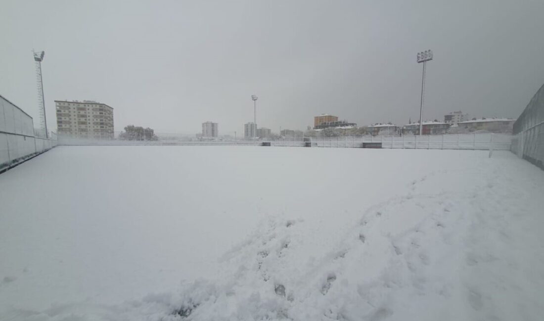 Kayseri’de kar nedeniyle 8-9 Şubat’taki amatör müsabakalar bir hafta ertelendi. Kayseri'de yoğun kar yağışı nedeniyle 8-9 Şubat'ta yapılması planlanan amatör