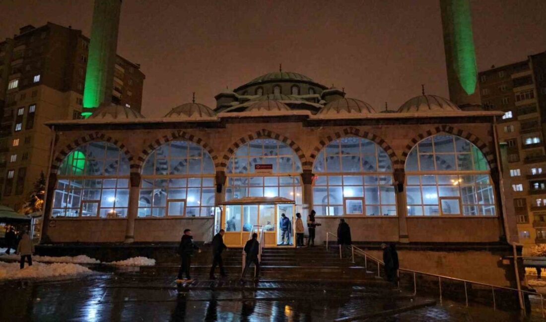 Kayseri’de Berat Kandili’nde camiler dolup taştı, vatandaşlar ibadet için bir araya geldi. Kayseri'de Berat Kandili'nde çok sayıda vatandaş, ibadet için camilere yöneldi.