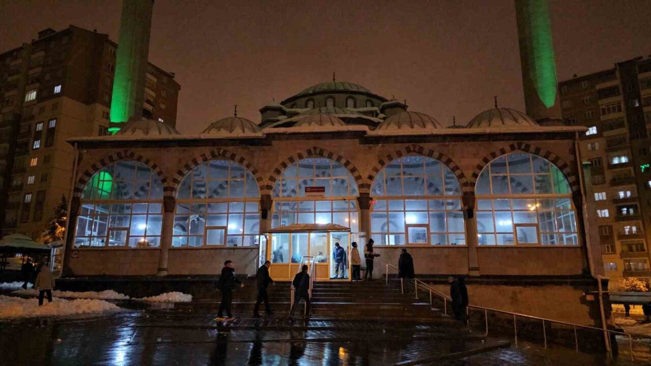 Kayseri'de Berat Kandili'nde çok sayıda vatandaş, ibadet için camilere yöneldi.