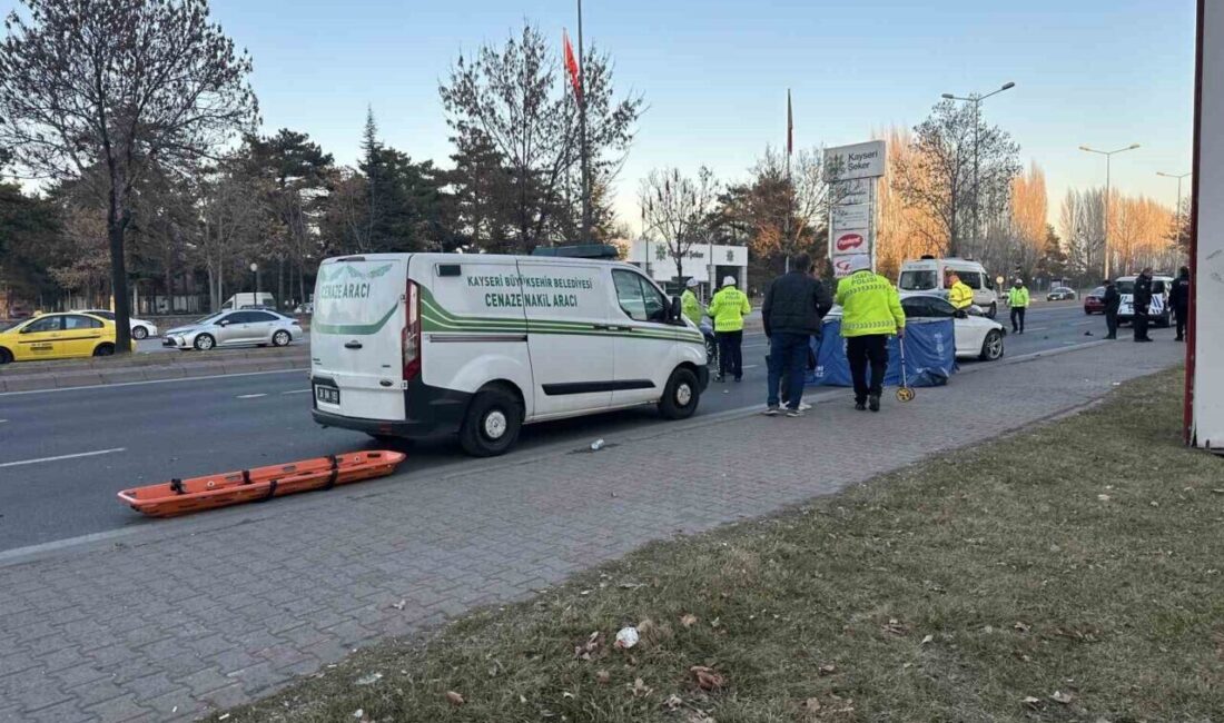 Kayseri’de otomobilin çarptığı 62 yaşındaki adam yaşamını yitirdi Kayseri'nin Melikgazi ilçesinde, E.Ç. (62) yaya olarak geçmeye çalıştığı sırada