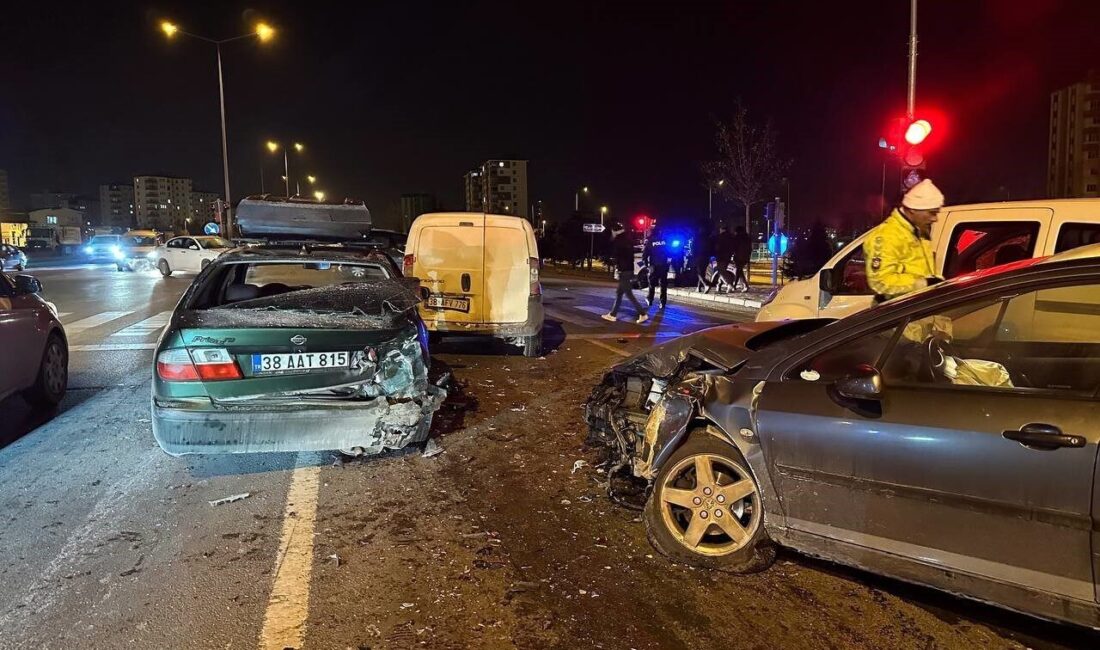 Kayseri Melikgazi’de 4 Araçlı Zincirleme Kaza: 1 Yaralı! Kayseri’nin Melikgazi ilçesinde dört aracın yer aldığı zincirleme kazada bir