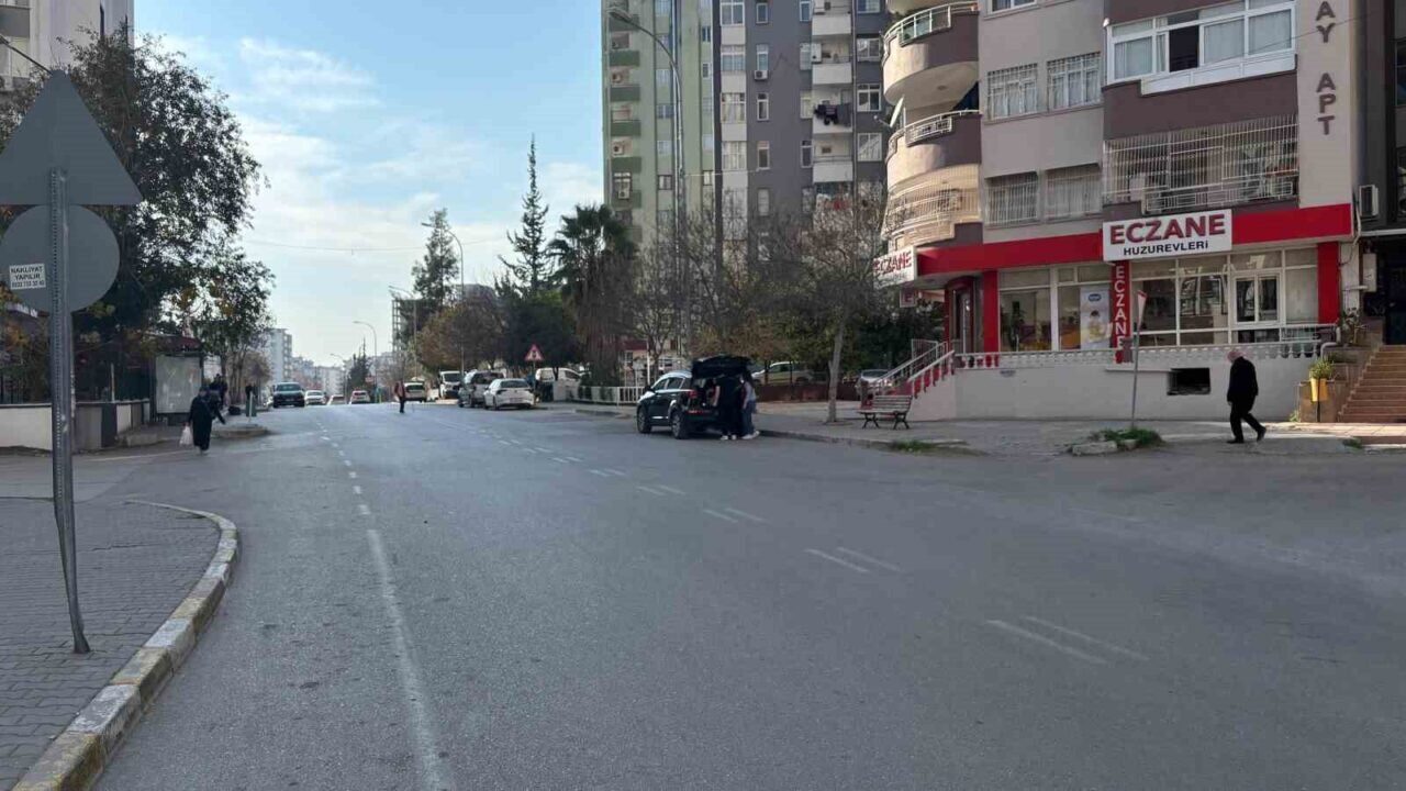 Adana'nın Huzurevleri Mahallesi'nde bulunan İsmet Atlı Bulvarı'nda trafik kazaları, mahalle
