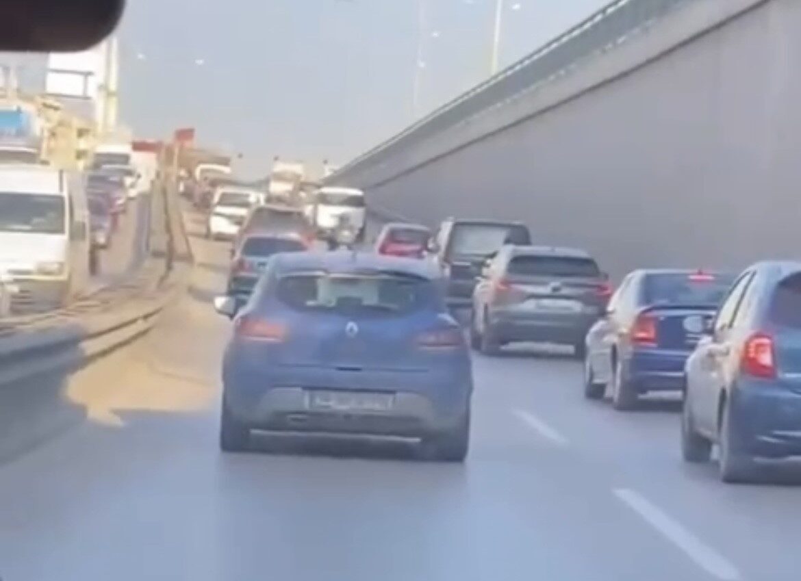 Bursa’nın Osmangazi ilçesinde, bir sürücünün dalgınlığı sonucu önündeki araca çarptığı
