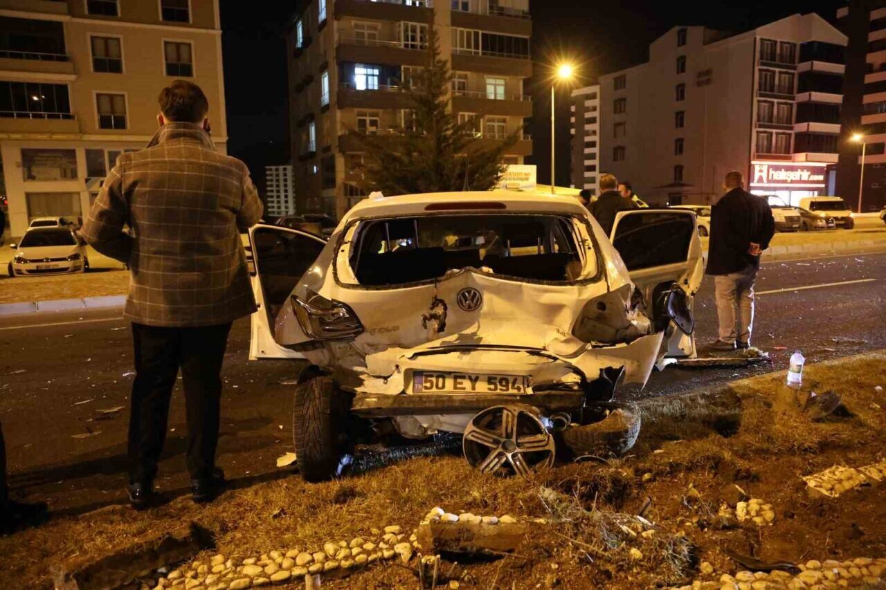 Nevşehir'de bir sürücü, kazaya neden olduktan sonra yaya olarak kaçtı.