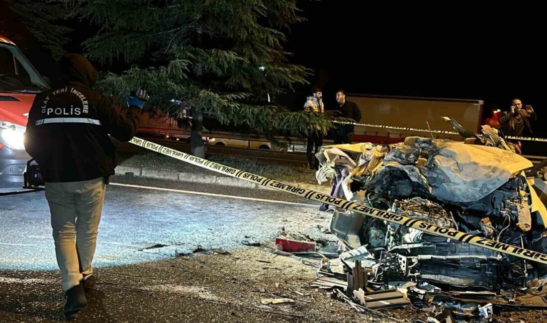 Uşak’ta otomobilin tıra çarpması sonucu bir sürücü hayatını kaybetti Uşak'ta Hakkı Şahin'in (29) kullandığı otomobil, sağa dönen tıra çarparak