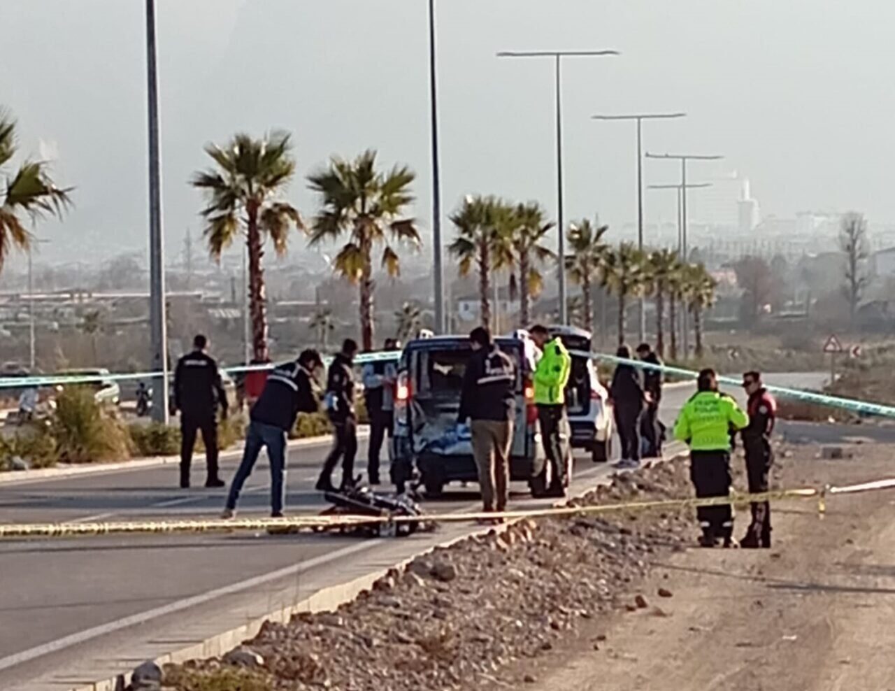 Denizli'nin Pamukkale ilçesinde 17 yaşındaki Tolunay Allın, motosikletiyle park halindeki