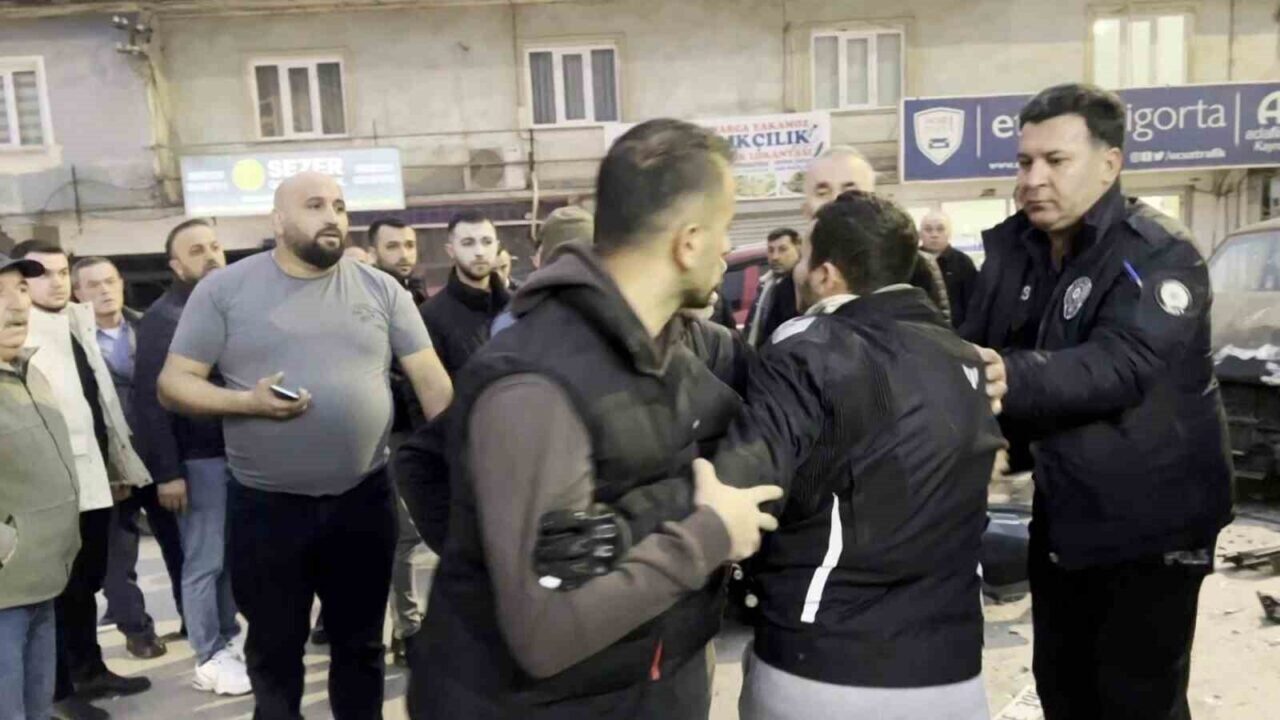 Sakarya'nın Kaynarca ilçesinde otomobil ile motosikletin çarpışması sonucu motosiklet sürücüsü