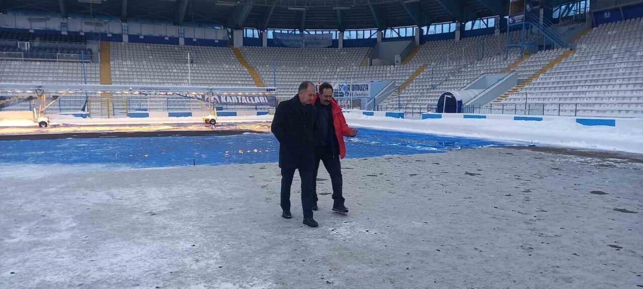 Erzurum'da hava koşulları stadiumu zor durumda bırakırken, Kazım Karabekir Stadı'nın