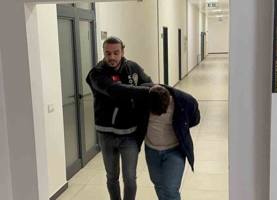 Kocaeli’de Dolandırıcılar, Kendilerini Polis Olarak Tanıtıp 1 Milyon TL Vurgun Yaptı! Kocaeli'de kendilerini polis olarak tanıtan M.A.U. ve K.A.U., 1 milyon