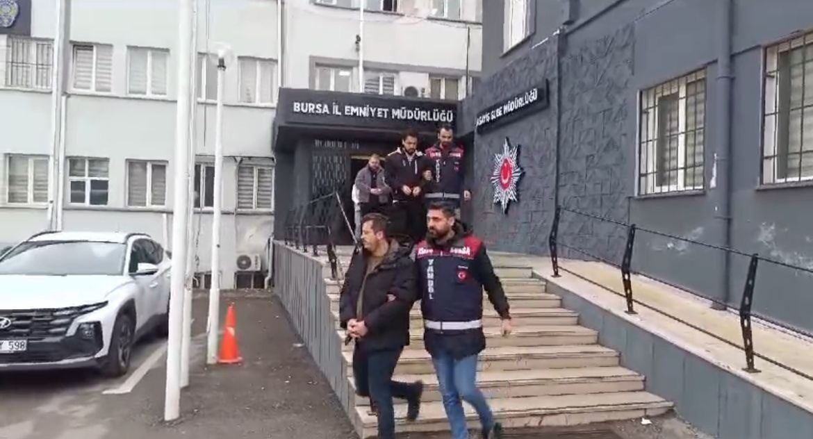 Bursa'da, dolandırıcılık yaparak vatandaşların hesaplarını hedef alan 9 kişilik çeteye
