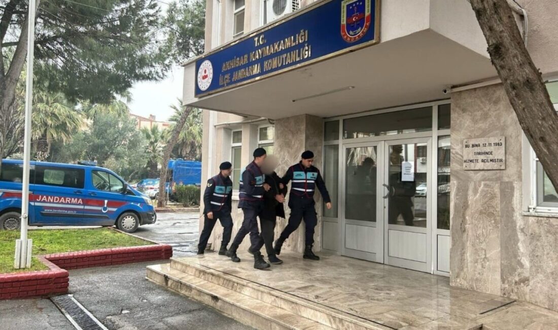 Manisa’da Dolandırıcılık Operasyonu: MİT Personeli Kimliğiyle Mağdurları Aşıran Çete Yakalandı Manisa İl Jandarma Komutanlığı ile MİT, kendilerini kamu görevlisi olarak