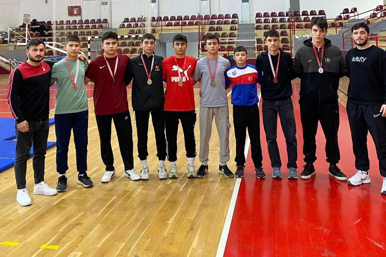 Kepez Belediyespor Güreş Takımı, Antalya Kulüplü Yıldızlar Güreş Şampiyonası’ndan 3