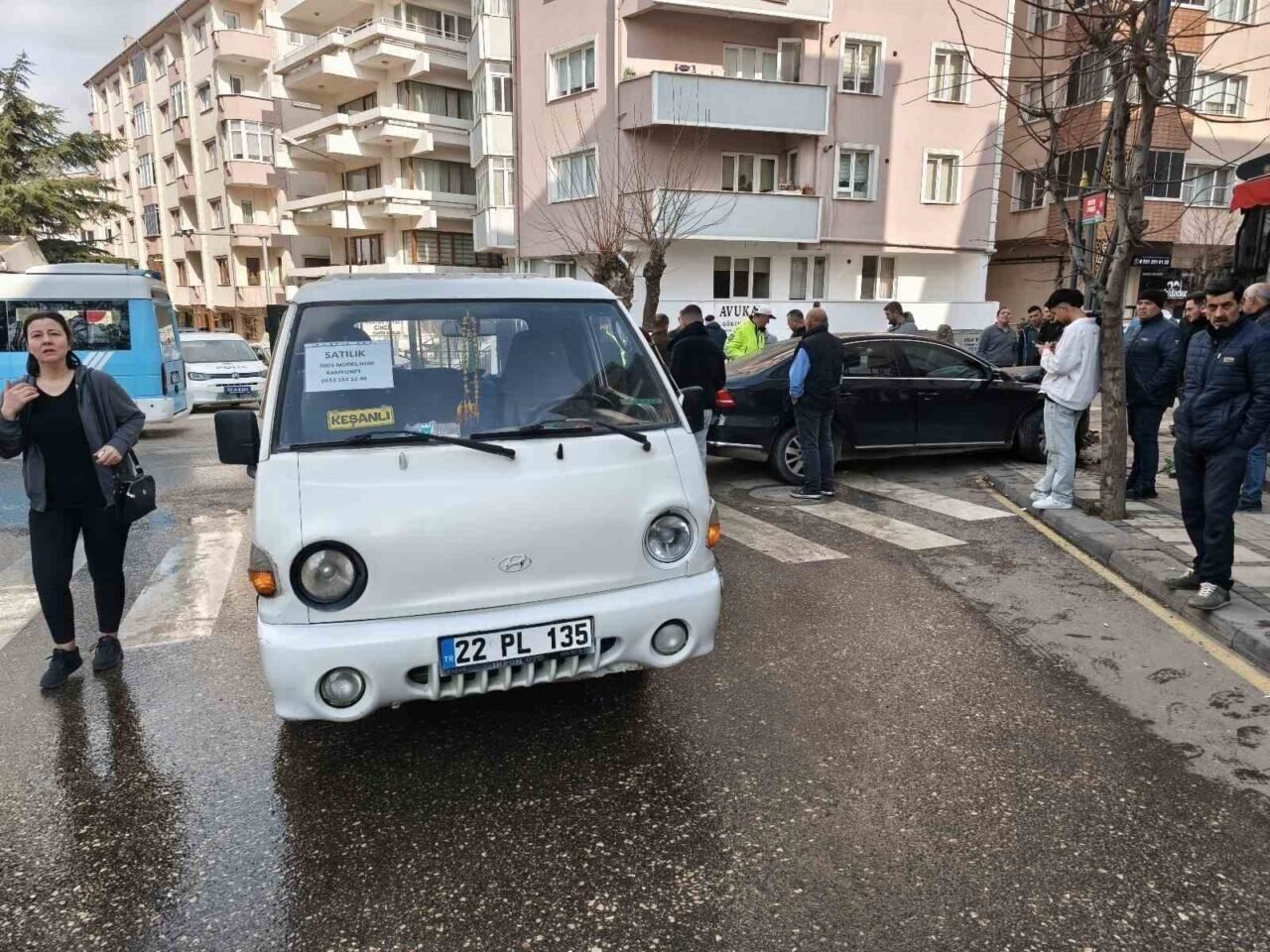 Edirne'nin Keşan ilçesinde E.Y. (21) yönetimindeki otomobil, A.Ç. (42) yönetimindeki