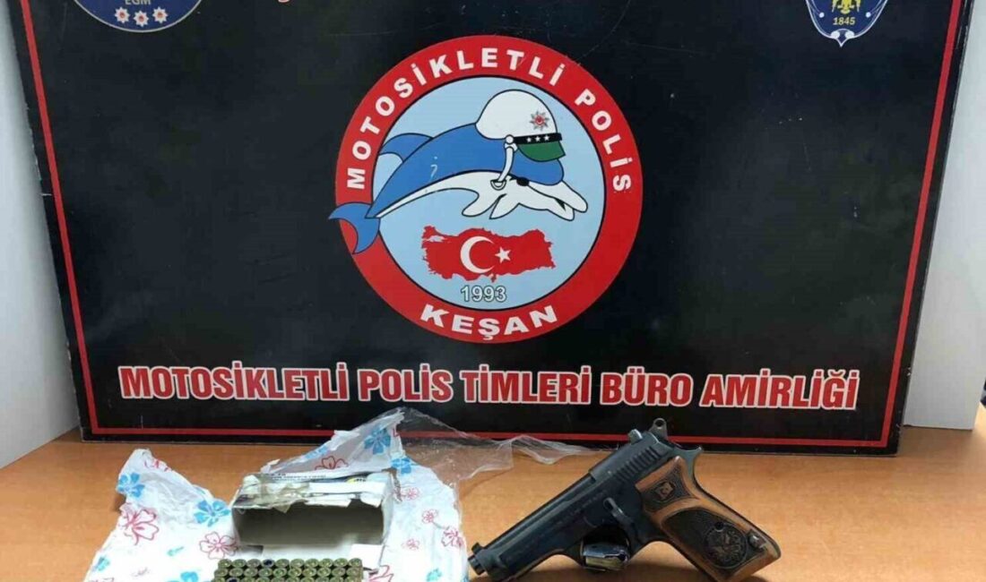 Keşan’da Emniyet Ekipleri Şüpheli Otomobilde Ruhsatsız Tabanca Buldu Keşan ilçesinde Emniyet Müdürlüğü ekipleri, A.A. yönetimindeki otomobili durdurdu. Yapılan