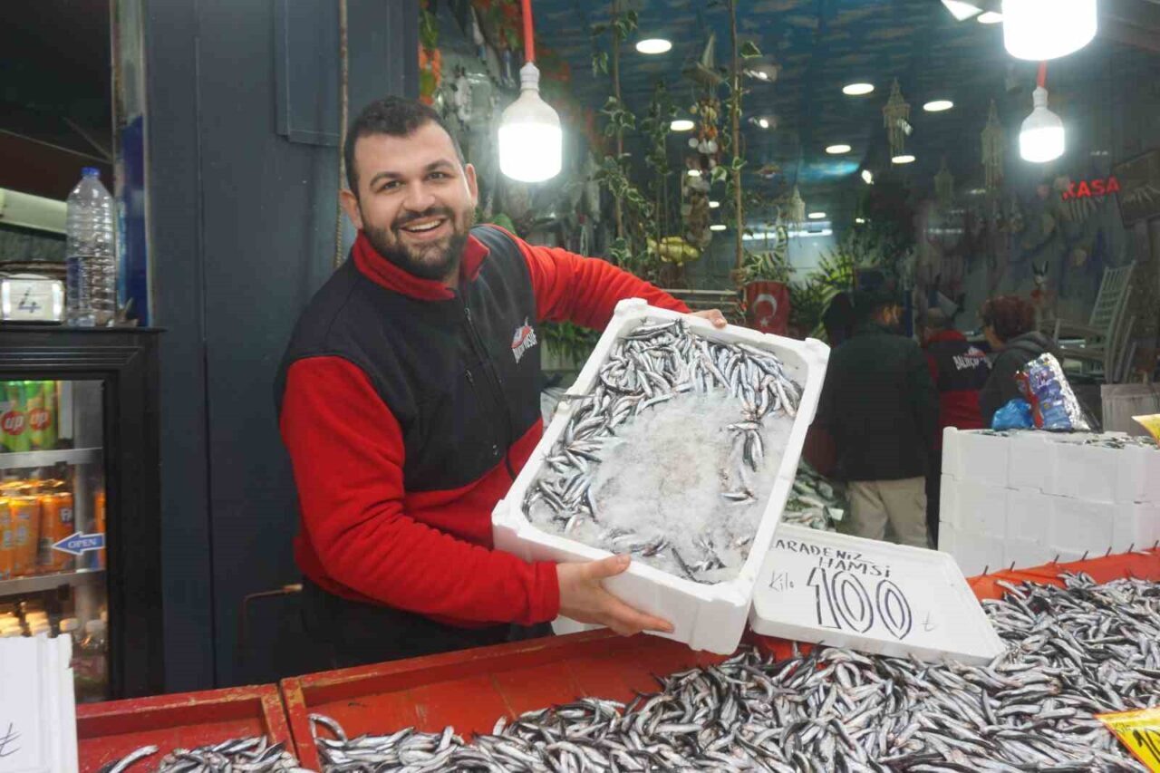 Edirne’de hamsi fiyatları 250 liradan 100 liraya düşünce, vatandaşlar tezgahların