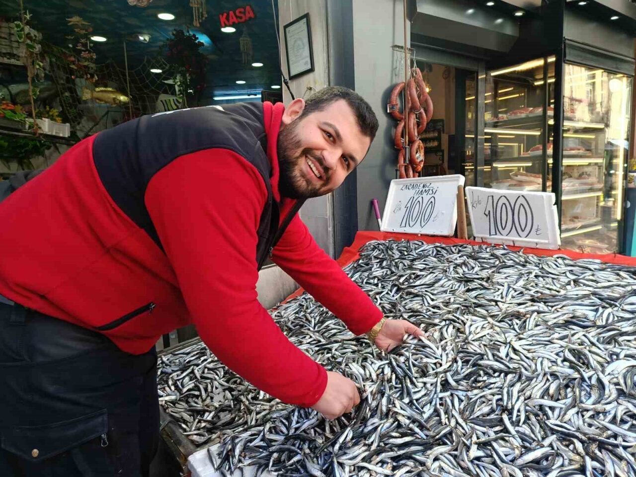 Edirne'de hamsinin kilo fiyatı 250 liradan 100 liraya inince, balıklar