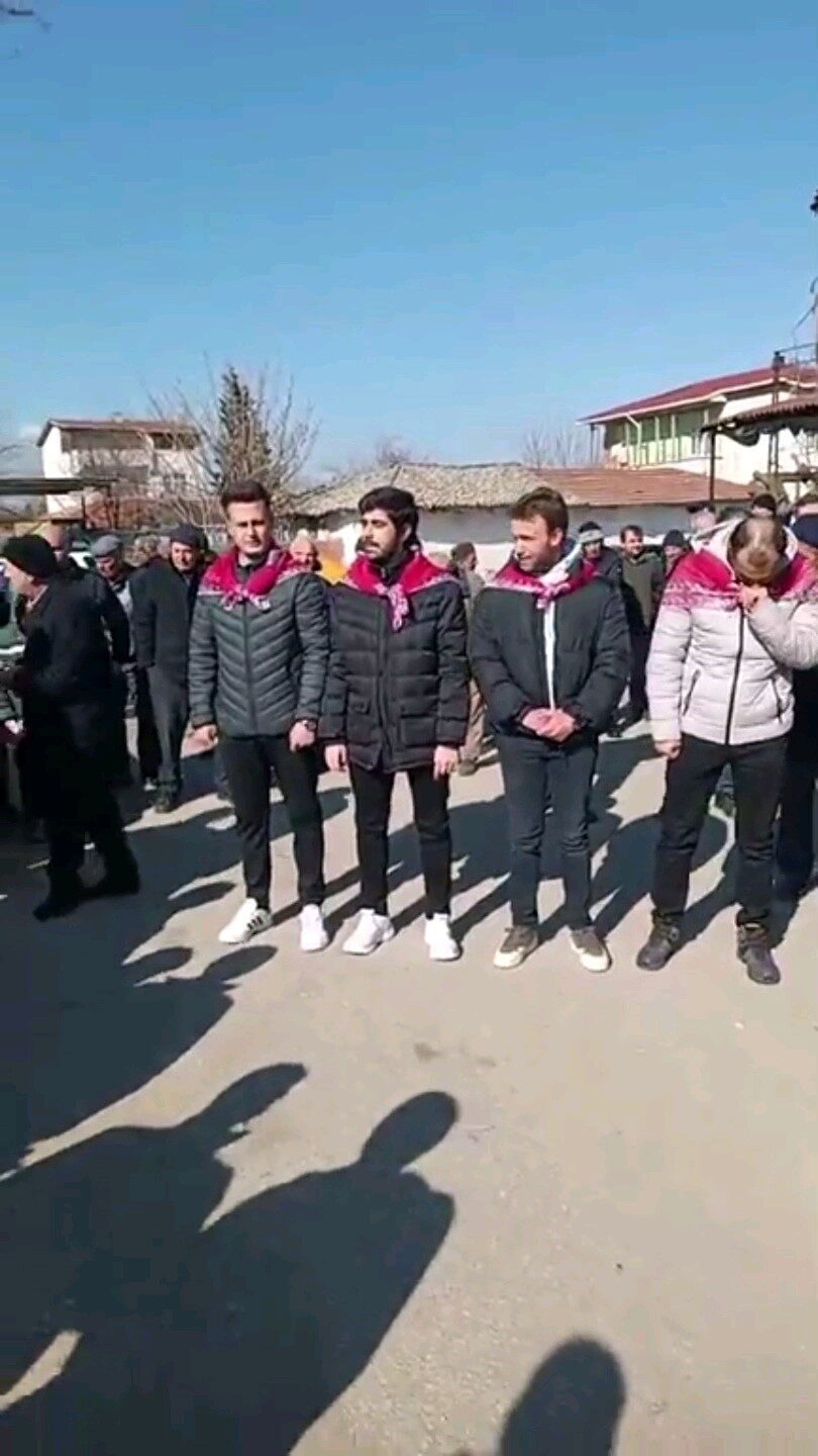 Edirne'nin Küplü beldesinde vatani görevine gidecek 4 genç, düzenlenen törende